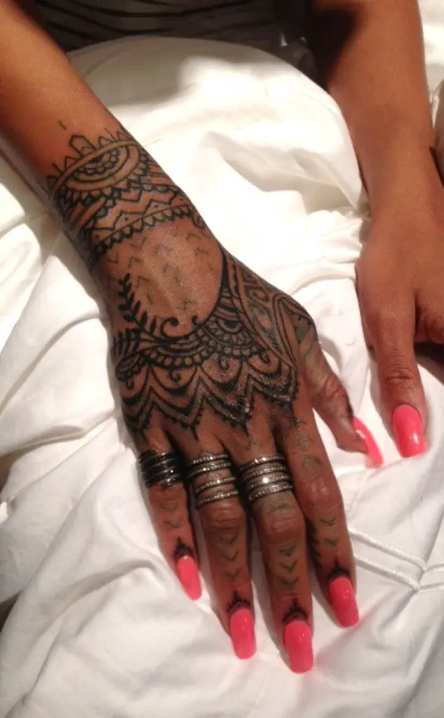 47 Daring Hand Tattoos For Girls to Express Themselves