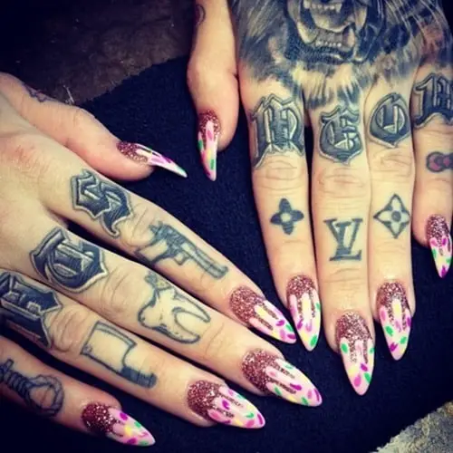 47 Daring Hand Tattoos For Girls to Express Themselves