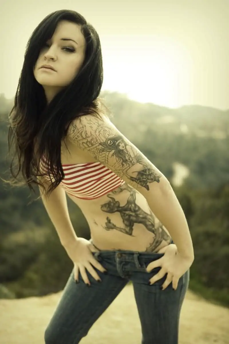 hot-girls-with-tattoos-11