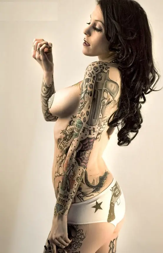 hot-girls-with-tattoos-21