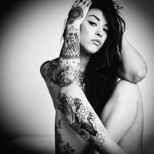 hot-girls-with-tattoos-24