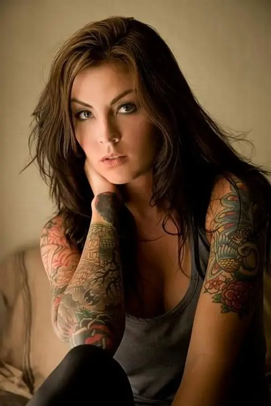 hot-girls-with-tattoos-25