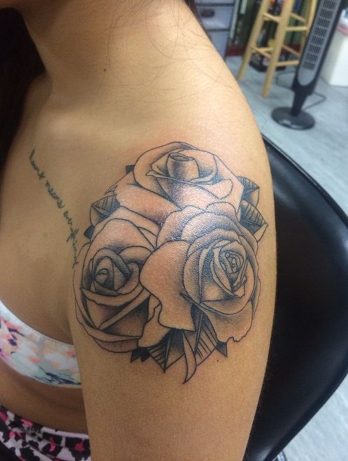 rose-tattoos-on-shoulder-15
