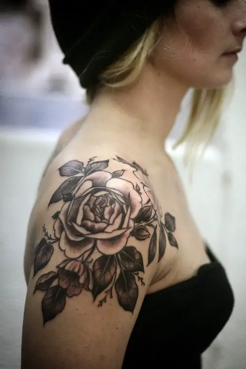 roses shoulder tattoo