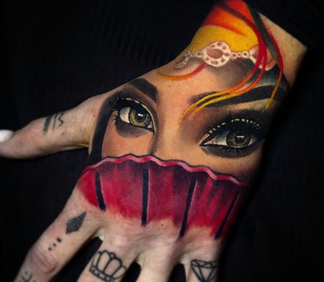 47 Daring Hand Tattoos For Girls to Express Themselves