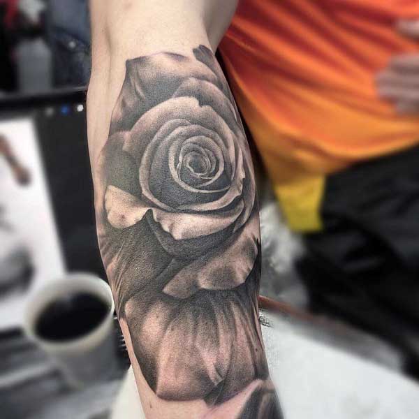 25 Blazing Hot Rose Tattoos for Men – TattoosDesignIdea