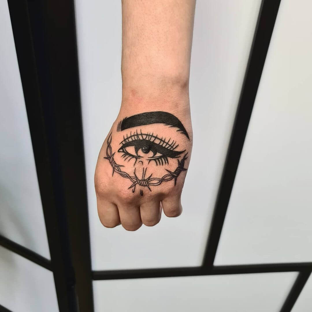 47 Daring Hand Tattoos For Girls to Express Themselves