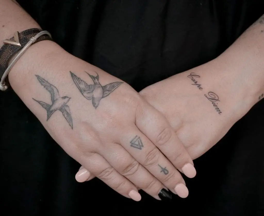 47 Daring Hand Tattoos For Girls To Express Themselves