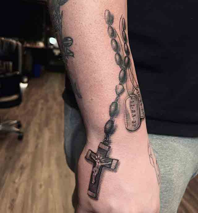 Rosary-Wrist-Tattoos-For-Men-(3)