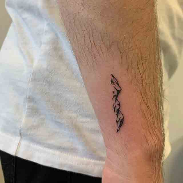 Small-Wrist-Tattoos-For-Men-(3)