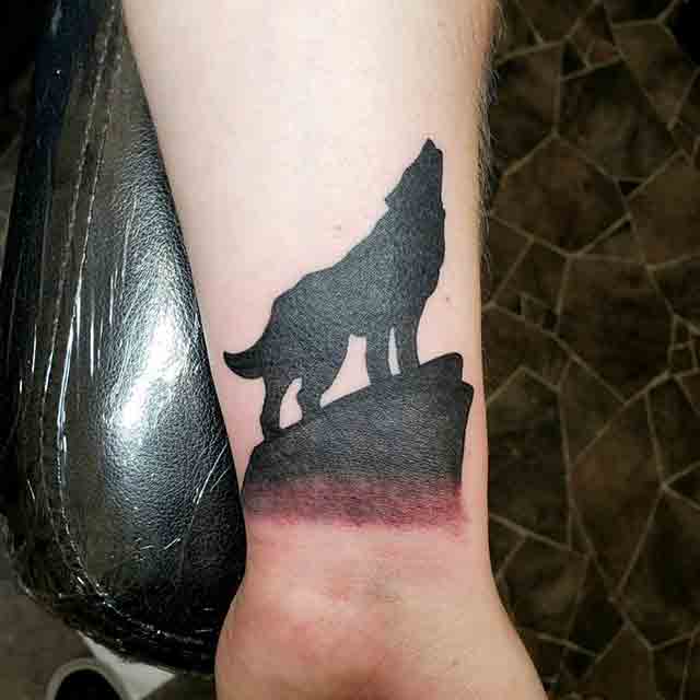 Wolf-Wrist-Tattoos-For-Men-(2)