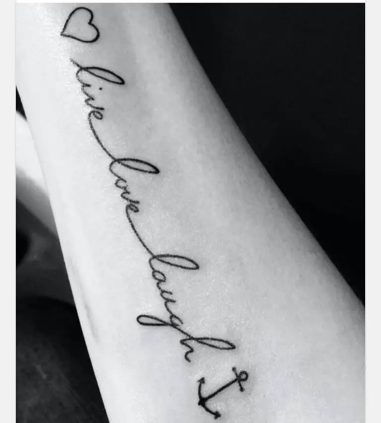 Live tattoo. Татуировка Love. Live Love laugh тату на руке. Татуировка Live Love laugh. Эскизы татуировок для девушек на руке.