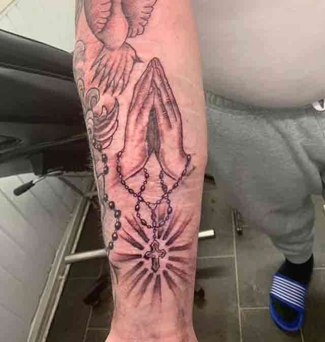 praying-hands-with-rosary-tattoo-(4)