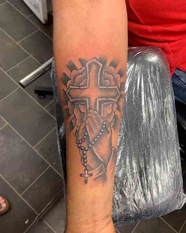 praying-hands-with-rosary-tattoo-(5)