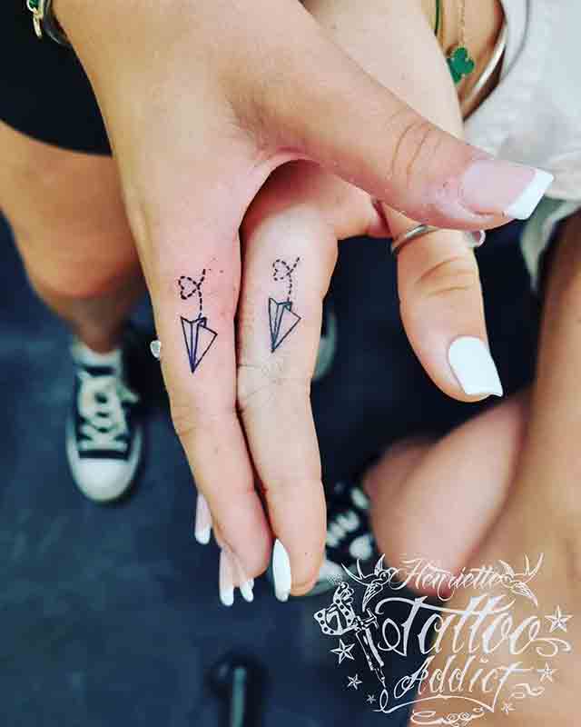 3d-Tattoos-For-Women-On-The-Finger-(2)