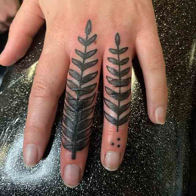 Badass-Finger-Tattoos-For-Men-(1)