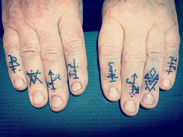 Badass-Finger-Tattoos-For-Men-(2)