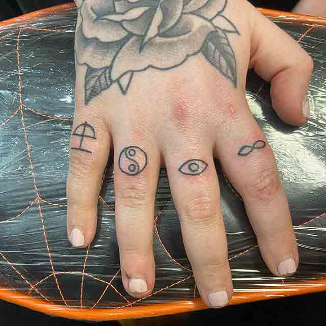 Badass-Finger-Tattoos-For-Men-(3)