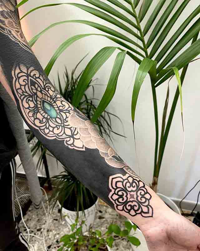 Black-Arm-Tattoos-For-Women-(2)