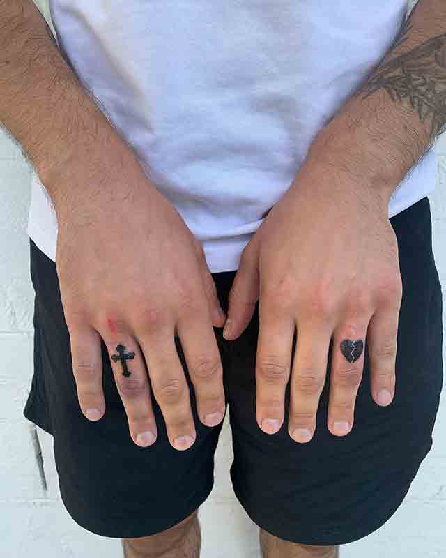 Broken-Heart-Finger-Tattoos-For-Men-(1)