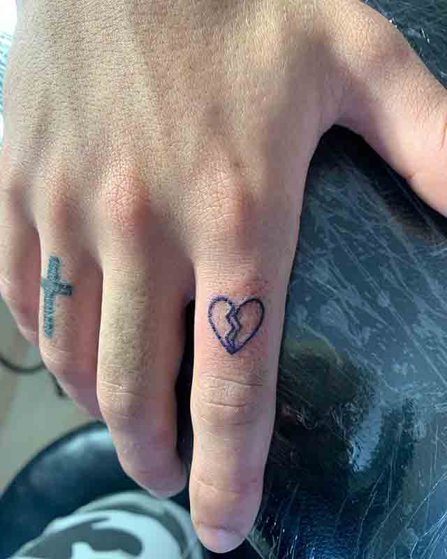 Broken-Heart-Finger-Tattoos-For-Men-(3)