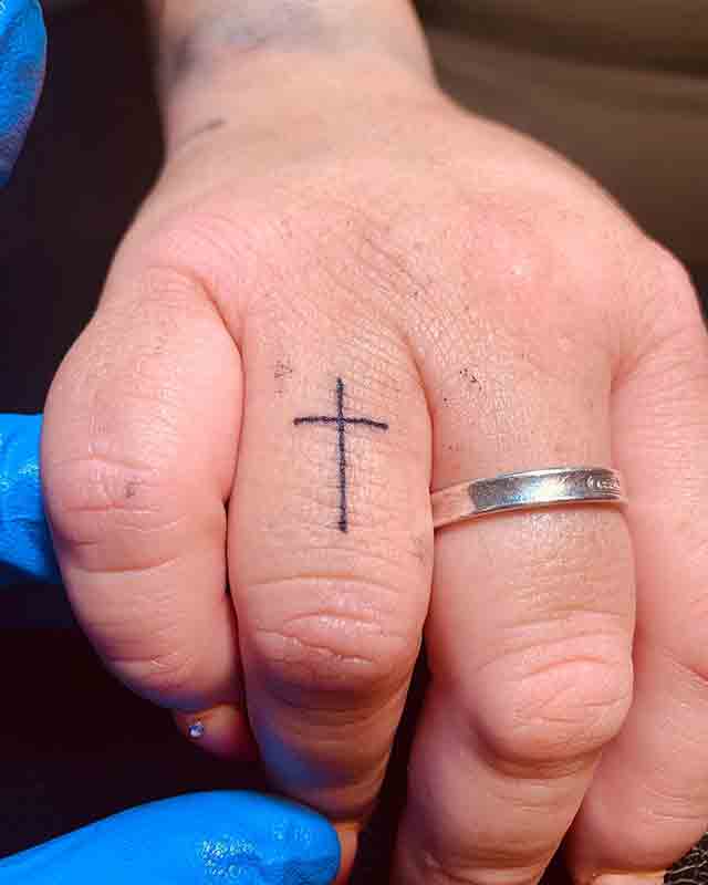 Cross-Small-Finger-Tattoos-For-Men-(2)