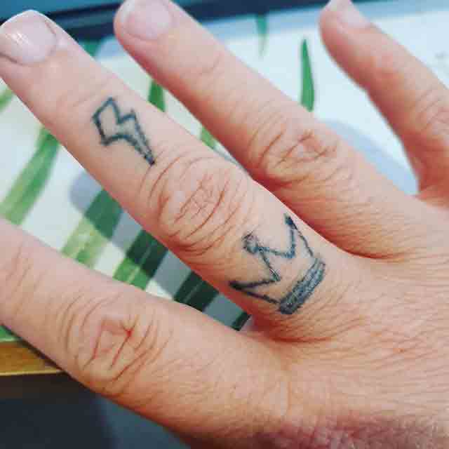 Crown-Finger-Tattoos-For-Men-(2)