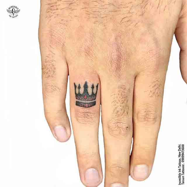 Crown-Finger-Tattoos-For-Men-(3)