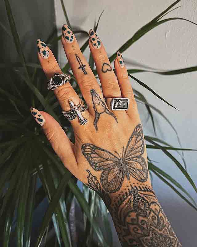 Daggers-Tattoos-In-A-Finger-For-Woman-(3)
