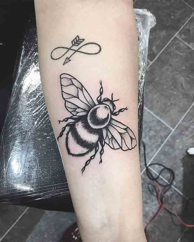 Dotwork-Bee-Tattoo-(1)
