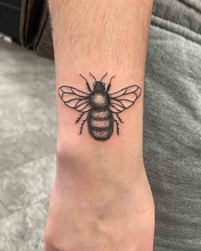 Dotwork-Bee-Tattoo-(3)