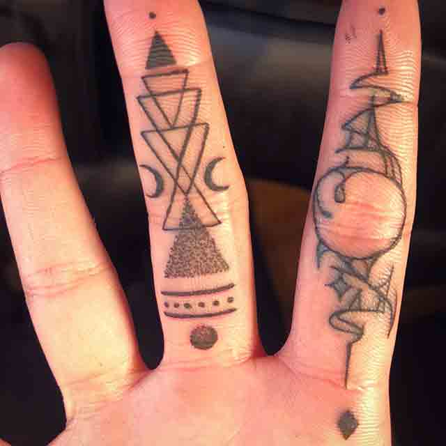 Geometric-Finger-Tattoos-For-Men-(3)