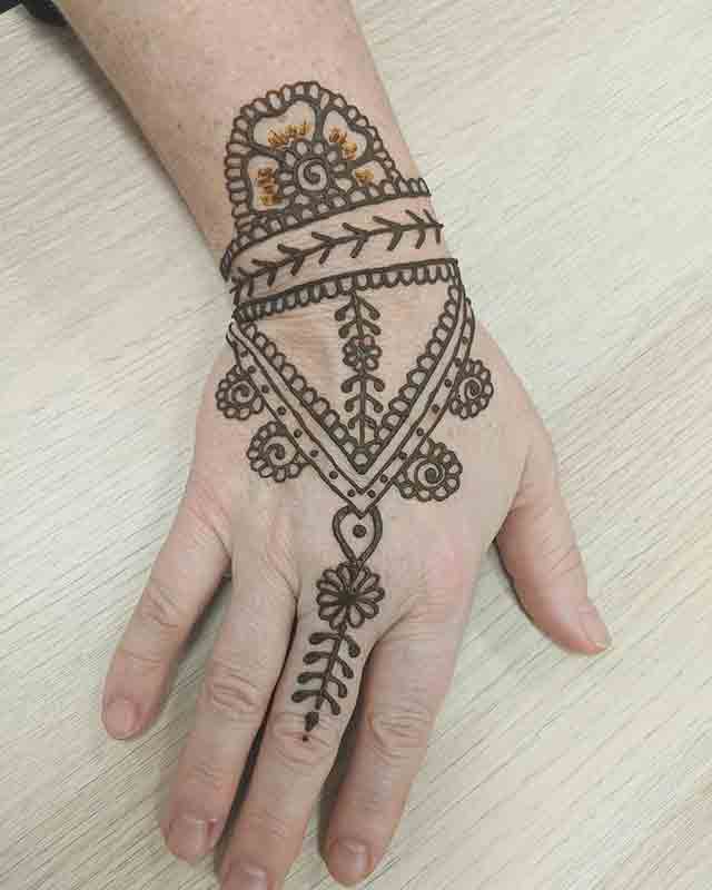 Henna-Tattoo-Wrist-(1)