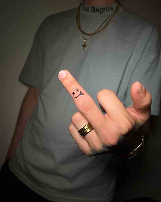 Middle-Finger-Tattoos-For-Men-(3)