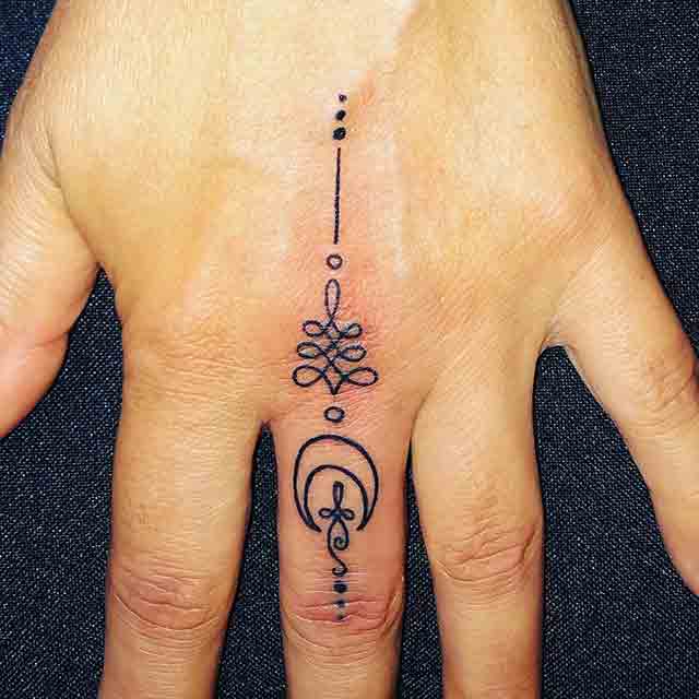 Moon-Finger-Tattoos-For-Women-(1)