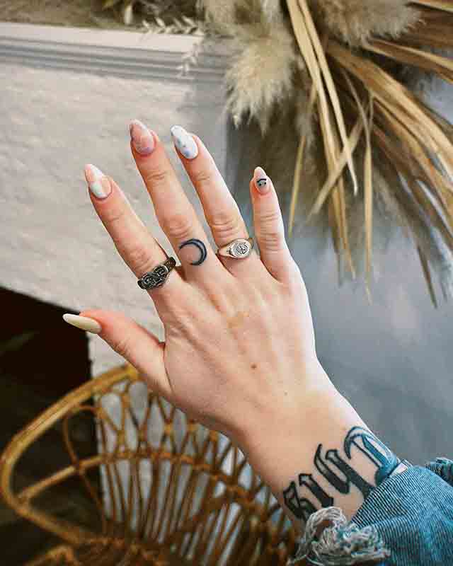 Moon-Finger-Tattoos-For-Women-(2)