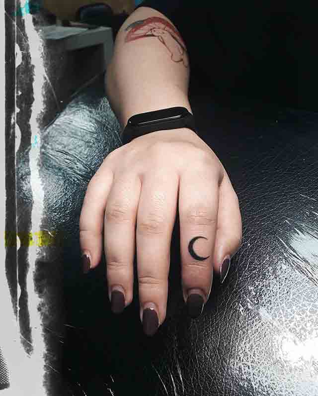 Moon-Finger-Tattoos-For-Women-(3)