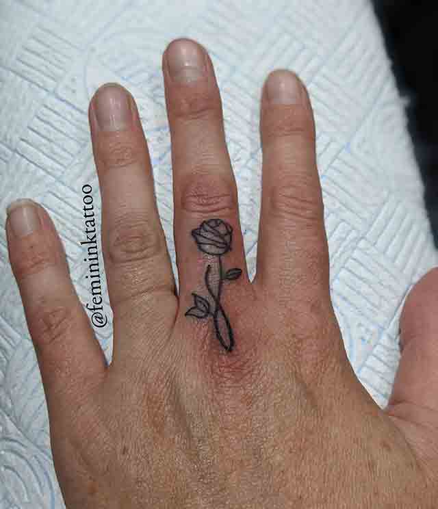 Rose-Finger-Tattoos-For-Men-(3)