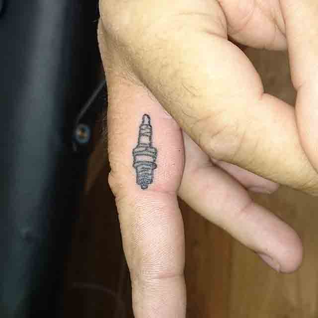 Side-Finger-Tattoos-For-Men-(1)