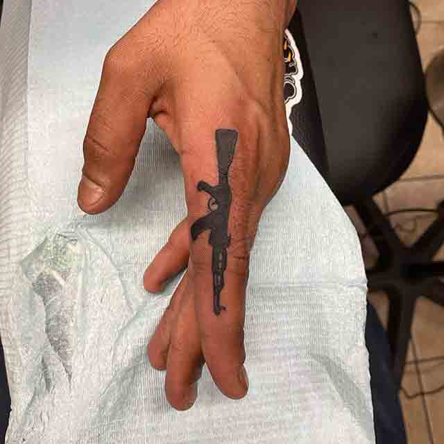Side-Finger-Tattoos-For-Men-(3)