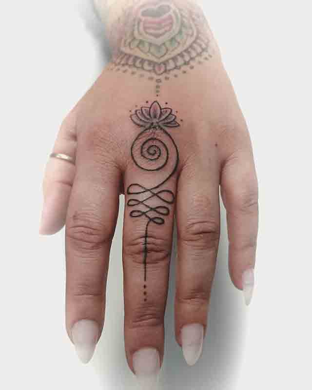 Unalome-Finger-Tattoo-(1)