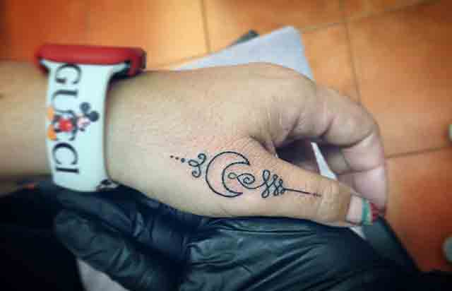 Unalome-Finger-Tattoo-(2)