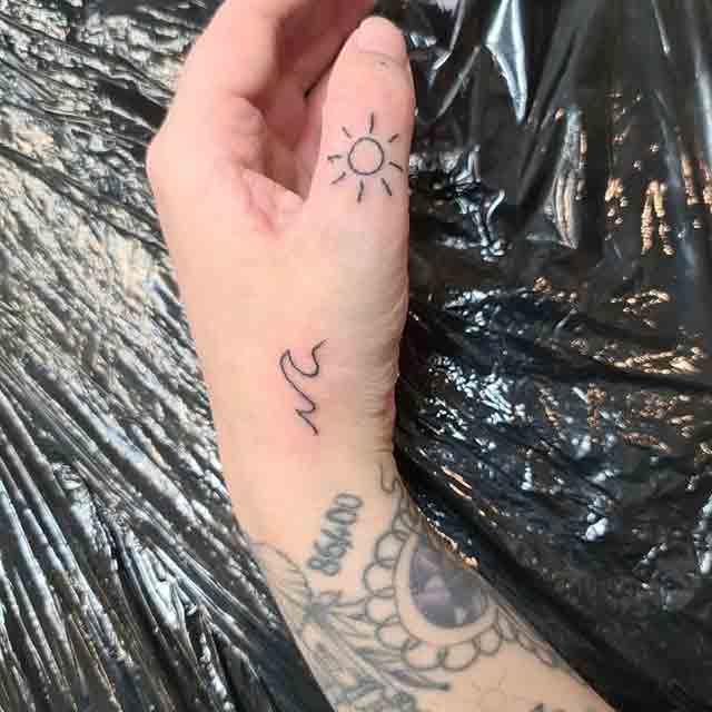 Wave-Finger-Tattoos-For-Women-(2)