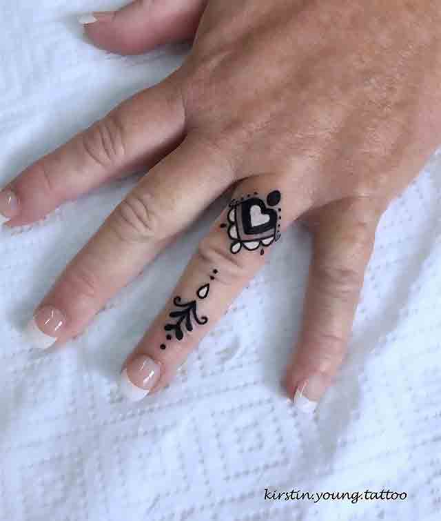 Wedding-Finger-Tattoos-For-Women-(1)