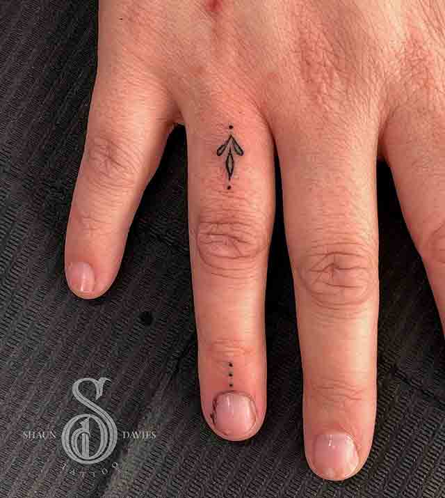 Wedding-Finger-Tattoos-For-Women-(2)