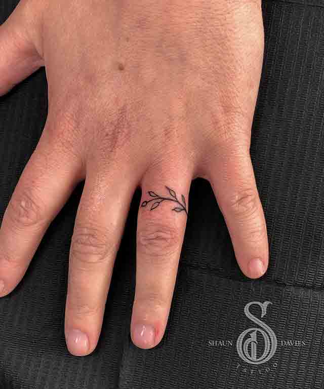 Wedding-Finger-Tattoos-For-Women-(3)