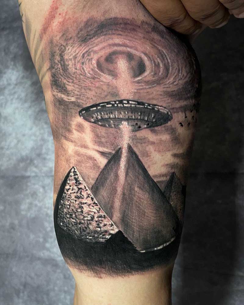 alien-pyramid-tattoo-2