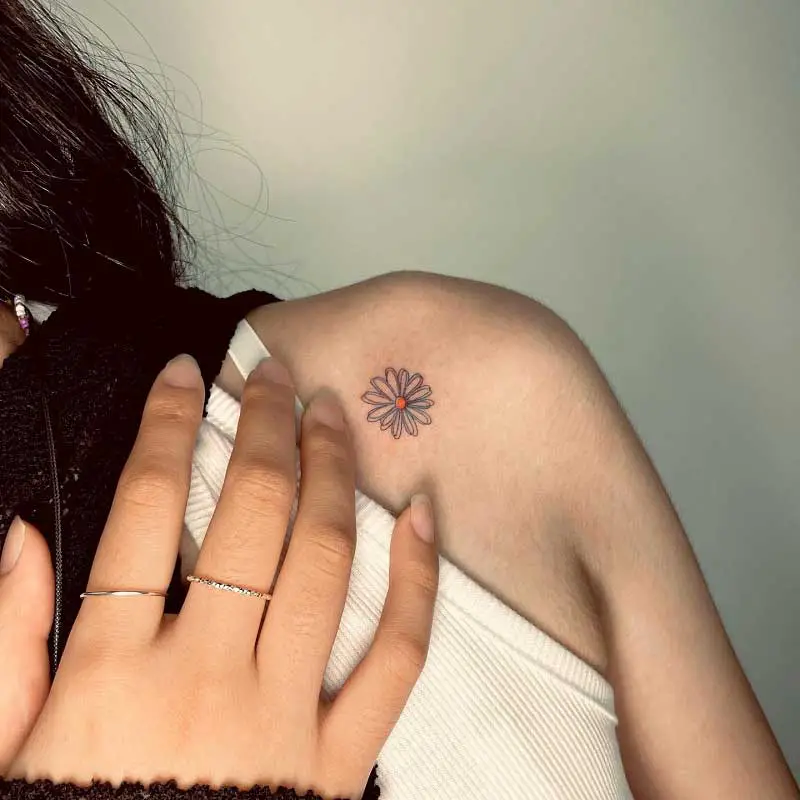 daisy-shoulder-tattoo-1