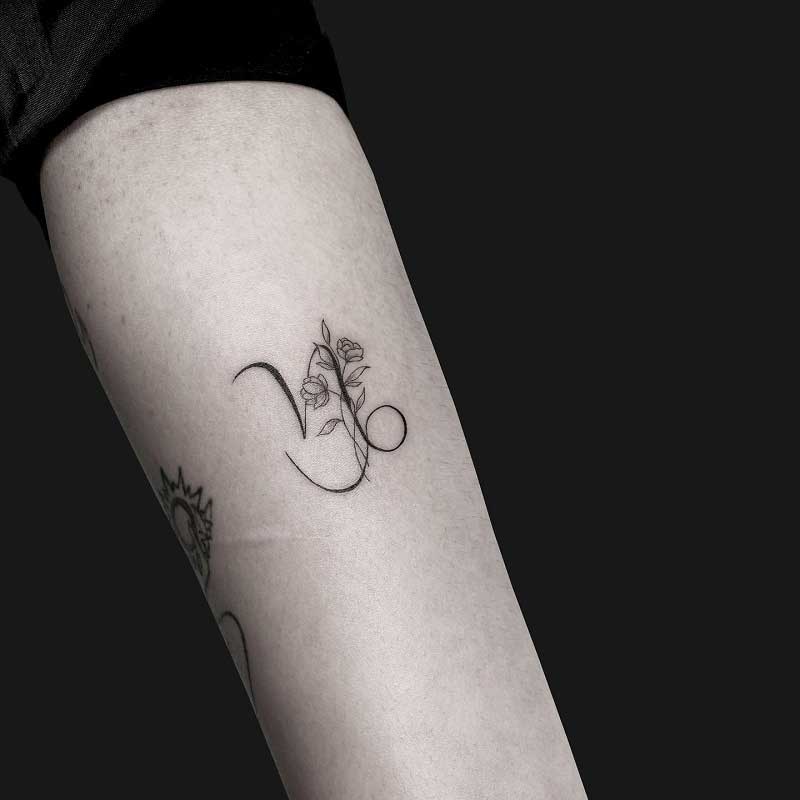 dove-cameron-capricorn-tattoo-3