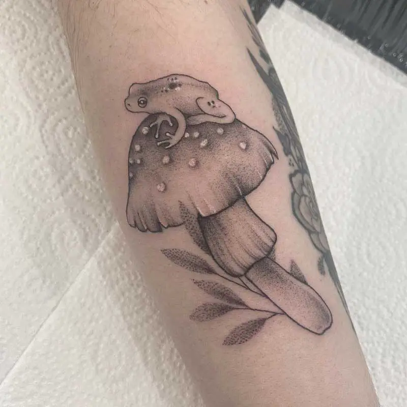 frog-on-mushroom-tattoo-2